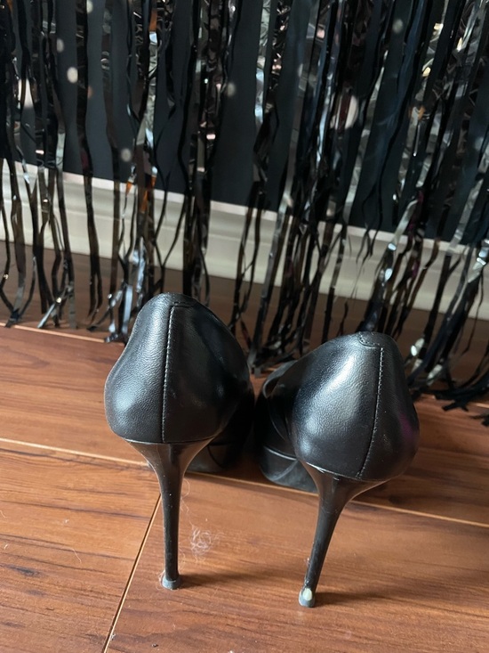 Guess Black Round-Toe Platform Pumps - Picture 2 of 2